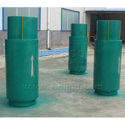         膨脹節(jié)是為補(bǔ)償因溫度差與機(jī)械振動引起的附加應(yīng)力，而設(shè)置在容器殼體或管道上的一種撓性結(jié)構(gòu)。由于它作為一種能自由伸縮的彈性補(bǔ)償元件，具有工作可靠、性能良好、結(jié)構(gòu)緊湊等優(yōu)點(diǎn)，已廣泛應(yīng)用在化工、冶金、核能等部門。         鑫利公司生產(chǎn)膨脹節(jié)根據(jù)位移形式基本可以分為：軸向、角向、橫向三大類。軸向波紋管膨脹節(jié)它可以軸向補(bǔ)償直管段子上的膨脹節(jié)對沿膨脹節(jié)以及管段的軸向方向以拉伸和壓縮的方式來進(jìn)行補(bǔ)償并且可以給出額定的補(bǔ)償量，包括拉伸、壓縮位移的總和。這也是它運(yùn)用多也是基本型式，在運(yùn)行的時候它主要是利用了波紋部分的軸向變形來吸收管道的軸向位移的。第二種，角向波紋管膨脹節(jié) 它可以以角向的方式來補(bǔ)償管路，補(bǔ)償需要膨脹節(jié)做彎曲變形，它們往往都是兩個或者是三個角向式膨脹節(jié)組合在一起使用的，實(shí)現(xiàn)管道中所需的直線補(bǔ)償。后橫向波紋管膨脹節(jié)是通過成對的波紋管彎曲變形來實(shí)現(xiàn)直線補(bǔ)償?shù)摹?        以上內(nèi)容是鑫利技術(shù)人員為大家總結(jié)，希望能夠幫助到大家有效地解決問題！